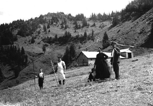 Alpe Äuele mit Alphütte und Alpvolk