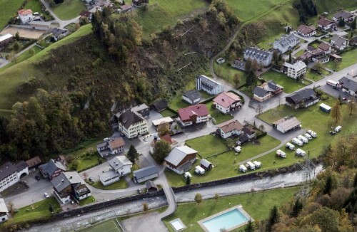 [Dalaas - Zentrum, Gasthaus Post, Feuerwehr, Spar, Wallfahrtskirche Hl. Kreuz]