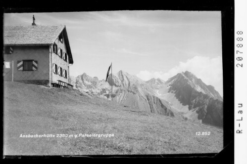 [Ansbacher Hütte mit Blick zum Hohen Riffler]