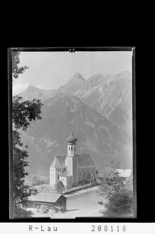 [Pfarrkirche in Bartholomäberg gegen Zimba]