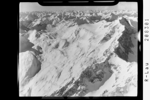 [Zugspitzplateau mit Schneefernerkopf und Zugspitze gegen Lechtaler Alpen und Allgäuer Alpen]