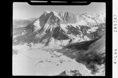Ehrwald mit Zugspitze 2963 m in Tirol