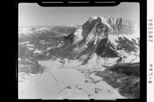 Ehrwald mit Zugspitze 2963 m in Tirol