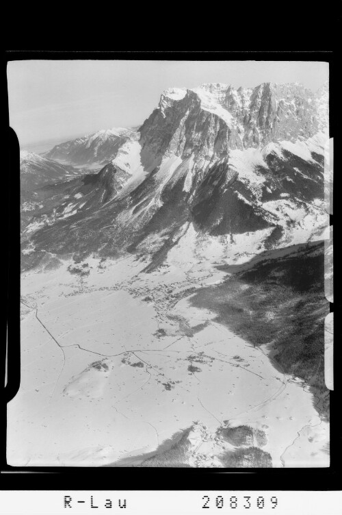 Ehrwald mit Zugspitze 2963 m in Tirol