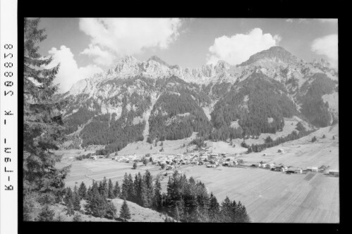 Nesselwängle in Tirol mit Rote Fluh 2111 m, Gimpel 2176 m und Schneidspitze : [Nesselwängle mit Rote Flüh, Gimpel und Kellenspitze]