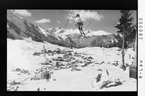 Berwang in Tirol 1336 m, Hochalmlift : [Berwang mit Blick in die Liegfeistgruppe]