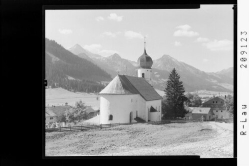 [Pfarrkirche in Grän gegen Gaishorn / Schnurschrofen und Ronenspitze / Tirol]