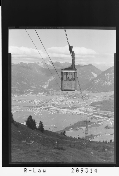 Reutte 854 m in Tirol, Reuttener Bergbahn : [Hahnenkammbahn mit Blick auf Reutte und Geierköpfe]