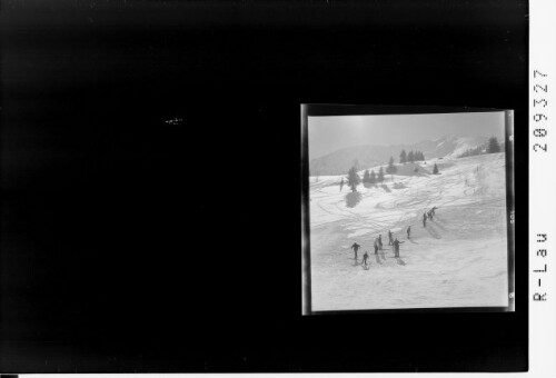 [Skikurs bei Zöblen im Tannheimertal / Blick zur Ronenspitze]