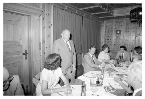 Verleihung des Silbernen Ehrenkreuzes der Deutschen Feuerwehr durch Architekt Albert Bürger, Präsident