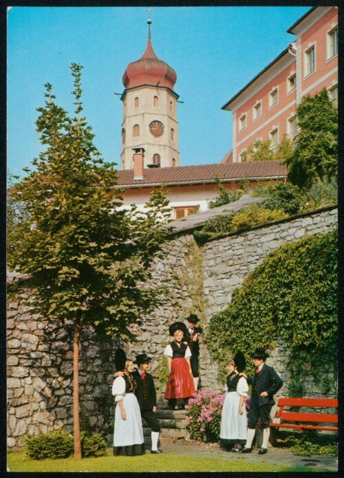 [Bludenz] : [Bludenzer Trachten mit Laurentiuskirche ...]