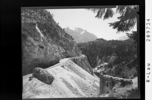 [Gaichtpaßstrasse mit Blick zur Schwarzhanskarspitze / Tirol]