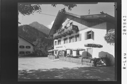 [Gasthof Krone in Stanzach im Lechtal gegen Saldeinerspitze Tirol]