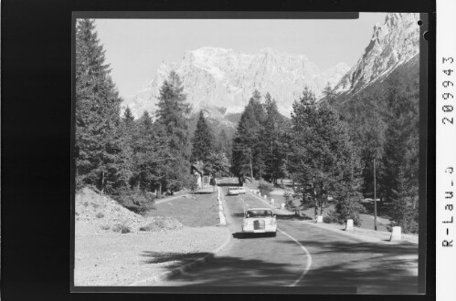 [Fernpaßstrasse gegen Wetterstein Gebirge / Tirol]