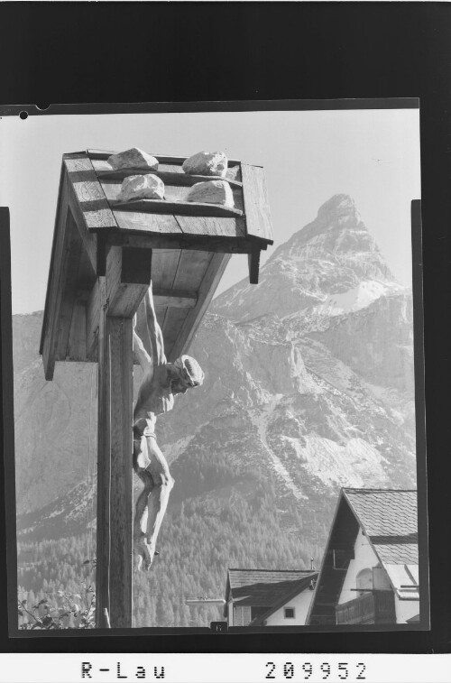 [Ehrwald in Tirol / Kreuz gegen Sonnenspitze]