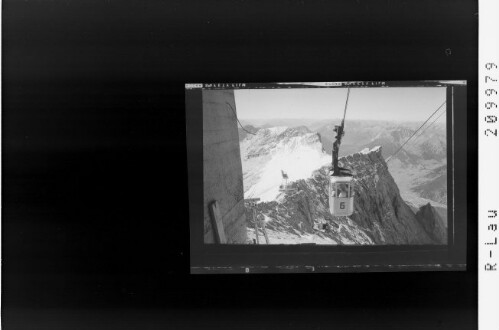 [Zugspitzgipfelbahn gegen Schneefernerkopf und Lechtaler Alpen]