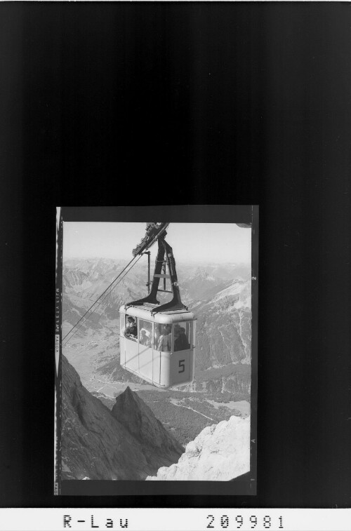 [Zugspitzgipfelbahn gegen Sonnspitzl und Lechtaler Alpen]