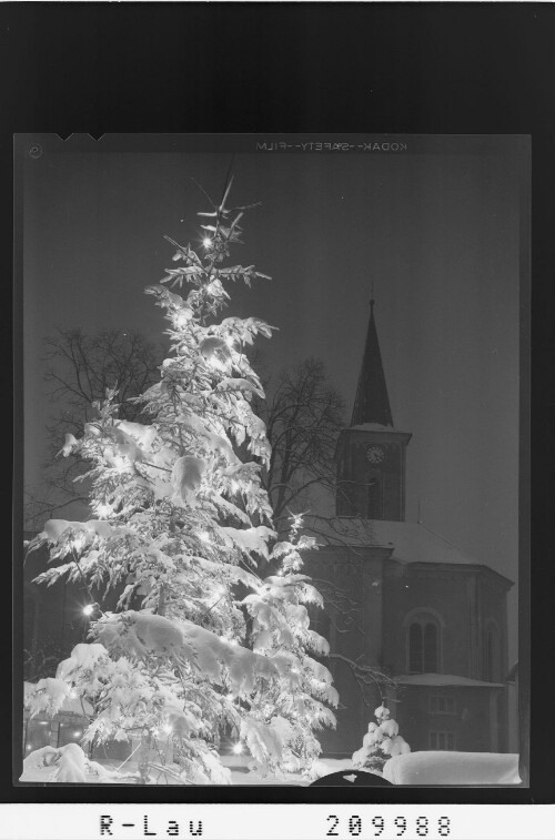 [Alberschwende im Bregenzerwald / Kirchplatz und Pfarrkirche mit Weihnachtsbeleuchtung]