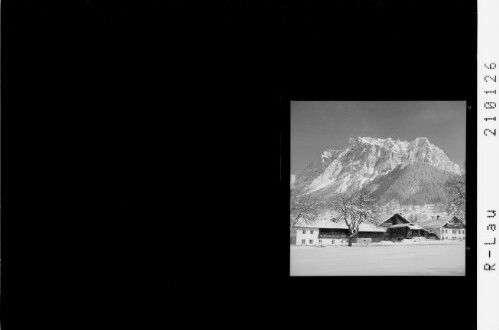 Alter Dorfplatz in Ehrwald : [Alter Dorfplatz in Ehrwald gegen Wetterstein Gebirge]