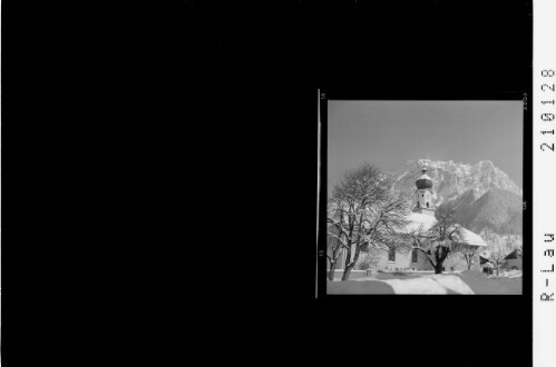 [Pfarrkirche in Ehrwald gegen Wetterstein Gebirge]