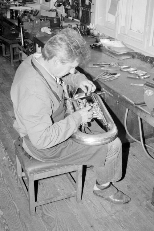 [Altes Handwerk: Blechblasinstrumentenmacher]