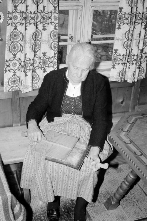 [Altes Handwerk: Spinnerin]