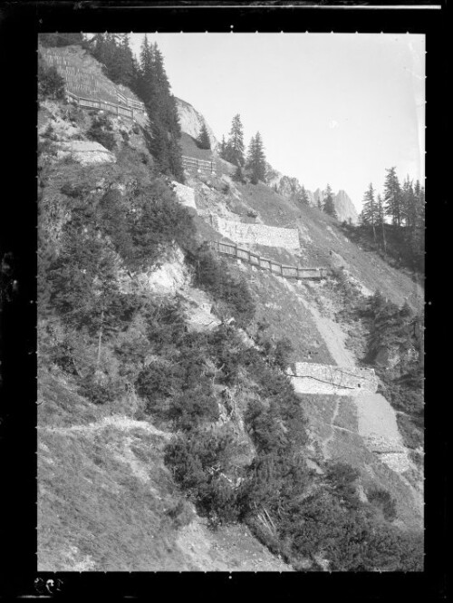 [Aufnahme von den Schneerückhaltemauern (Nr. 44A und 42) und Schneerechen (alte Bauweise) im unteren Benediktentobel oberhalb von Langen am Arlberg]