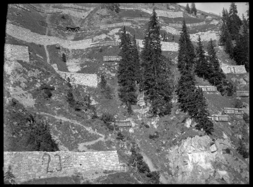 [Aufnahme von den Schneerückhaltemauern (Nr. 23, 25, 21) und Schneerechen (alte Bauweise) im Längentobel oberhalb von Langen am Arlberg]