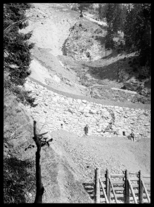 [Aufnahme von der Schneerückhaltemauer (Nr. 2) sowie von Schneefängen in Hallers-Längen oberhalb von Langen am Arlberg]