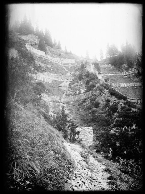 [Aufnahme von den Schneerückhaltemauern (Nr. 42, 44, 44A) sowie Schneerechen (alte Bauweise) und Arlberg-Schneerechen im unteren Benediktentobel oberhalb von Langen am Arlberg]