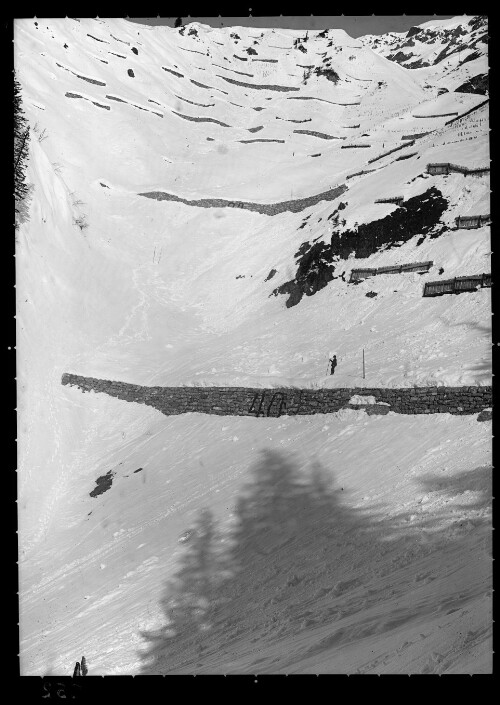 [Aufnahme von den Schneerückhaltemauern (Nr. 40) und Schneerechen (alte Bauweise) im Benediktentobel oberhalb von Langen am Arlberg]