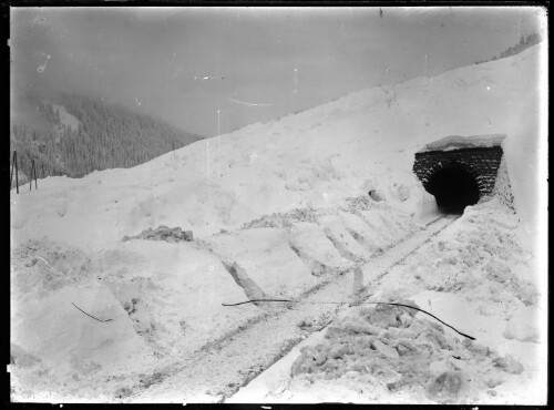[Winteraufnahme vom Großtobeltunnel-Ostportal zwischen Langen am Arlberg und Klösterle im km 111,5 [2]]