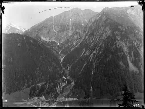 [Aufnahme von der Linienführung der Arlbergstrecke im Bereich des Wäldlitobelviadukts (km 112,9) sowie der Brücke im km 112,7 oberhalb von Klösterle]