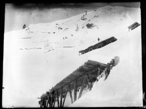 [Aufnahme von den Schneerückhaltemauern, Arlberg-Schneerechen und Arlberg-Schneebrücken im oberen Benediktentobel oberhalb von Langen am Arlberg]