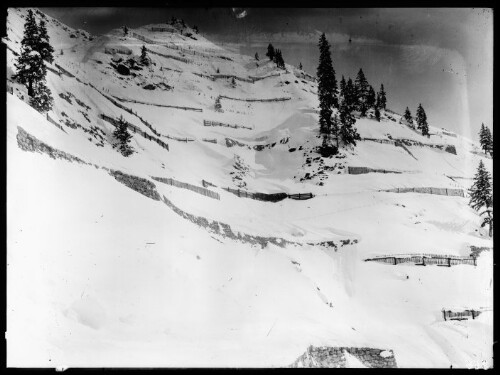 [Aufnahme von den Schneerückhaltemauern (Nr. 19), Schneerechen (alte Bauweise), Arlberg-Schneerechen und Arlberg-Schneebrücken im Längen-Tobel oberhalb von Langen am Arlberg]