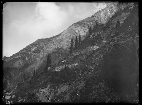 [Aufnahme von den Schneerückhaltemauern (Nr. 8, 6), Schneerechen (alte Bauweise) und Arlberg-Schneerechen in Hallers Längen oberhalb von Langen am Arlberg [2]]