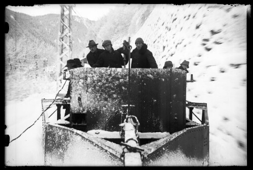 [Marin'scher Schneepflug mit siebenköpfiger Pflugmannschaft zwischen Wald am Arlberg und Dalaas im km 119,9]