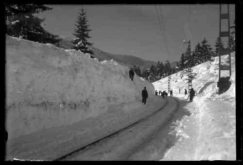 [Händische Freilegung des Streckengleises im Bahnhof Wald am Arlberg im Winter]