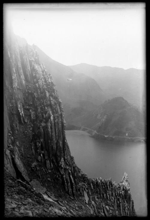 [Aufnahme von Wilhelm Purtscher in einer Felswand oberhalb des Speichers Spullersee]