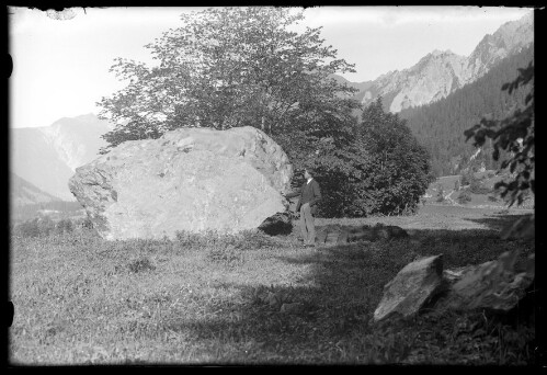 [Wilhelm Purtscher vor einem rieisigen Felsbrocken]