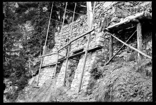 [Herstellung einer Schneerückhaltemauer oberhalb der Ortschaft Langen am Arlberg [2]]