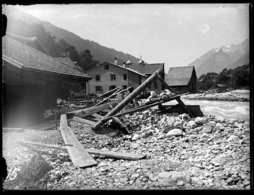 [Schäden durch den Alfenz-Bach nach einem Hochwasserereignis im Dorfkern von Dalaas]