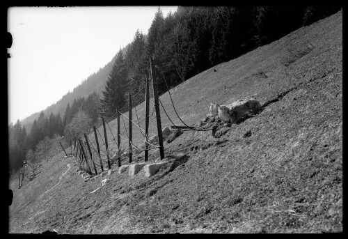 [Beschädigte Arlberg-Schneegitter oberhalb der Strecke im km 113,2 zwischen Langen am Arlberg und Wald am Arlberg]