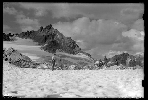 [Wilhelm Purtscher sowie drei weitere Personen auf einer Wandertour in alpinem Gelände]