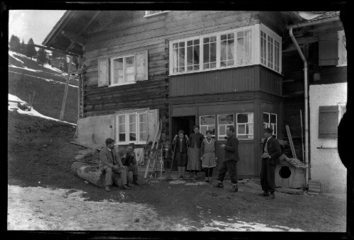 [Wilhelm Purtscher sowie weitere Personen vor einem Wohnhaus]