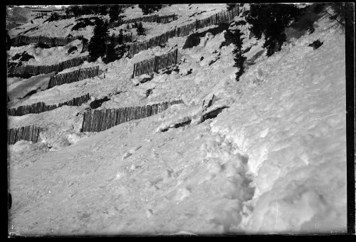 [Aufnahme von den Lawinenverbauungen (ausschließlich Arlberg-Schneerechen) oberhalb des Bahnhofs Langen am Arlberg]