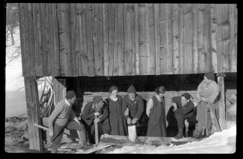 [Gruppenfoto mit Wilhelm Purtscher vor einem Holzgebäude]