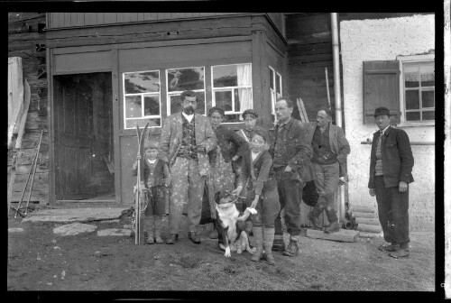 [Gruppenaufnahme mit Wilhelm Purtscher vor einem Gebäude]