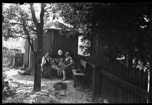 [Gruppenfoto mit zwei Frauen und zwei Kindern im Garten des Bahnhof Dalaas]