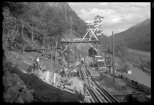 [Errichtung eines Lawinenschutzdaches zwischen Langen am Arlberg und Wald am Arlberg im km 113,9; Baustelleneinrichtung [2]]